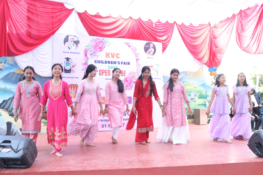 Girls are dancing on Children's Fair 2081