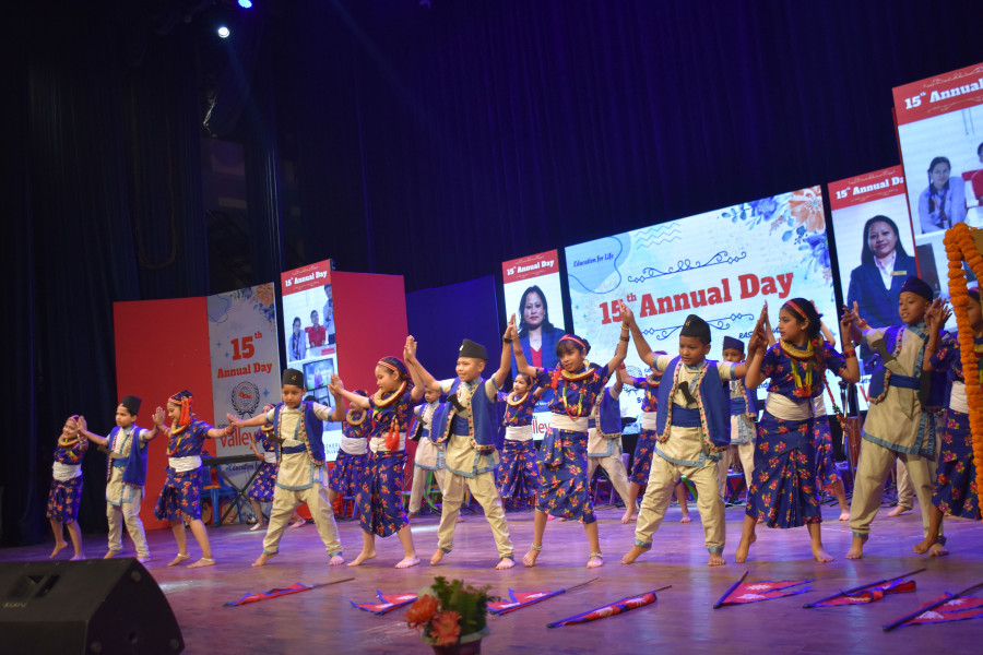 Small students are dancing on stage